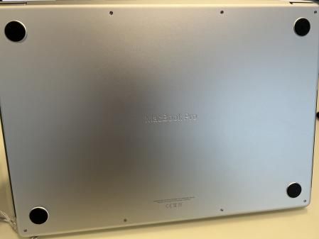 El nombre del MacBook Pro sólo aparece grabado en la parte inferior en aluminio