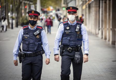 19 - 10 - 2020 / Barcelona / Mossos esquadra Paseo de Gracia - Passeig de Gracia - Mossos patrullando - hablando con responsables de seguridad, guardia seguridad de las tiendas de paseo de gracia / Foto: Llibert Teixidó