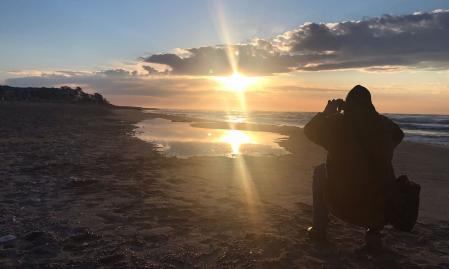 Amanecer con dos soles en la playa de Gavà.