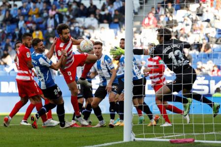 Diego López evita un gol del Granada, este sábado en Cornellà