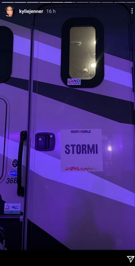 Camerino de Stormi en el concierto de Travis Scott