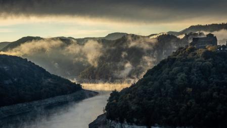 Paisaje de aguas humeantes en el meandro del Ter.