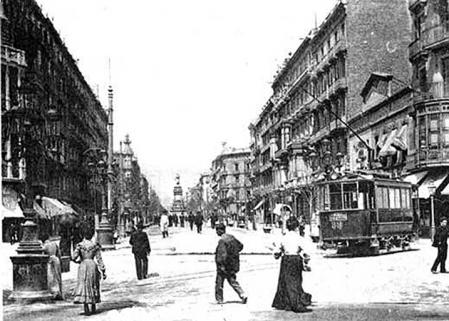 1905: Edificio del cine Alhambra ha desparecido ya, se ve el paseo central abierto al tráfico.