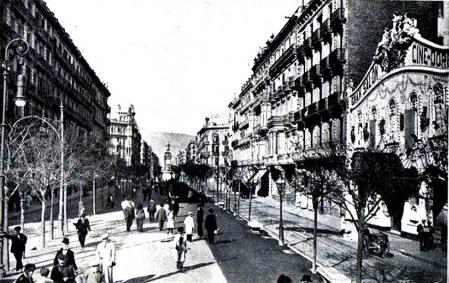 Rambla Cataluña, Paseo central y Salón Doré a la derecha.