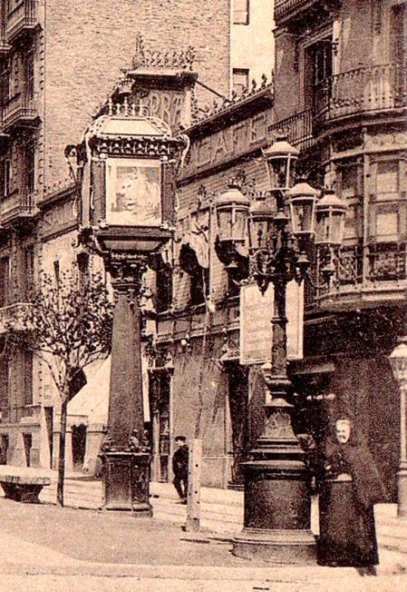1905: Vista de la entrada a la Sala de Billares Alhambra en Rambla Catalunya.