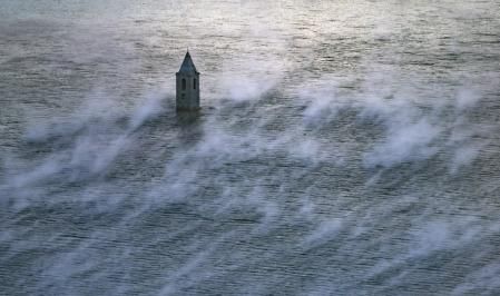 Pantano de Sau al amanecer visto desde los abismos de Tavertet.