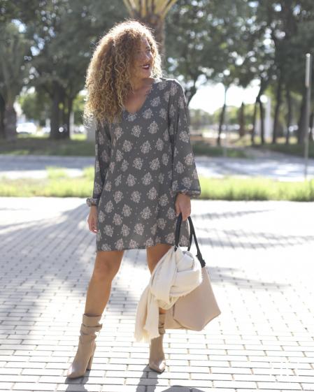 Mujer luce un vestido corto de la marca VALENTINA