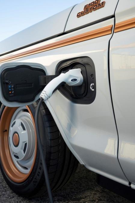 Ford Eluminator F-100 Concept tiene la conexión de la corriente en el lateral trasero&nbsp;