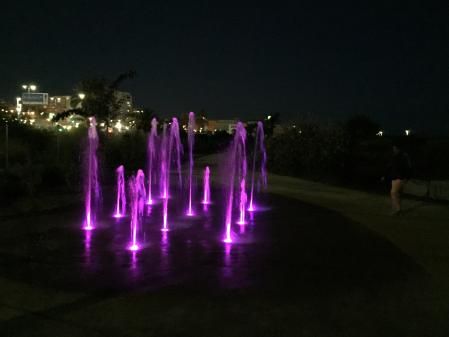 El parque carece de farolas pero tiene una fuente luminosa.