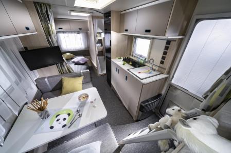 Interior de la autocaravana Adria Aviva