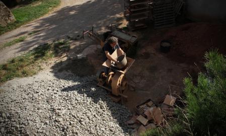 Llarch muele las piedras que más tarde compondrán la arcilla