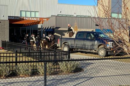 El equipo de protección rescatando al alce