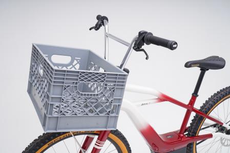 Esta e-bike de “E.T.” equipa una cesta tradicional delantera