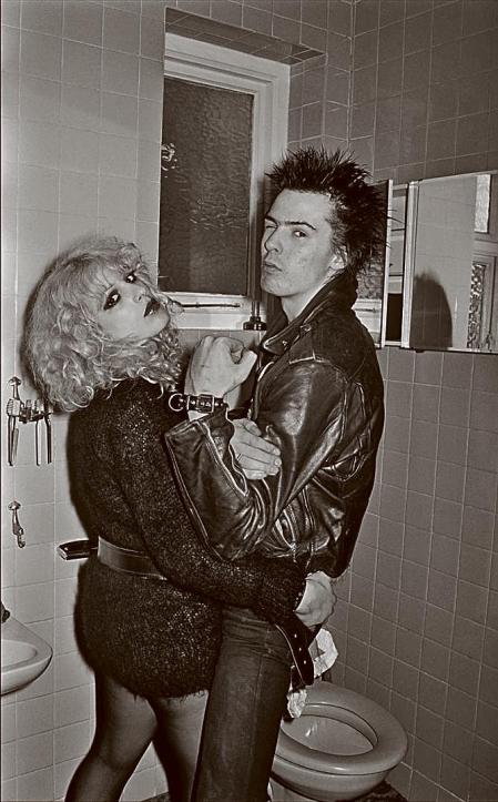 Sex Pistols bassist Sid Vicious (1957 - 1979) and his girlfriend Nancy Spungen (1958 - 1978) in the bathroom at the Cricklewood home of photographer Chalkie Davies, London, 1978. (Photo by Chalkie Davies/Getty Images)
