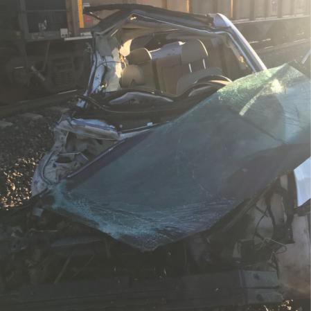 Un coche completamente destrozado tras un accidente