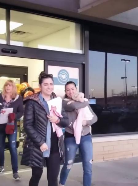 El día que las gemelas adoptaron a Sky