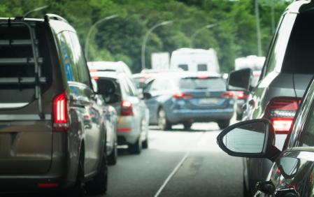 Una de las normas básicas y más importantes en la circulación es que no se puede adelantar cuando hay una línea continua