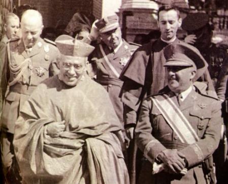 El cardenal Pedro Segura, junto a Francisco Franco en Sevilla