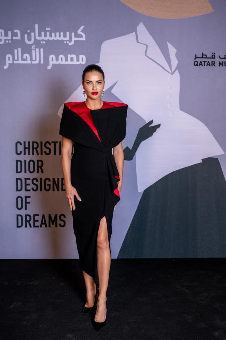 Adriana Lima en la exposición de 'Dior Designer of Dreams' en Doha