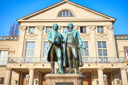 Estatuas de Goethe y Schiller delante del Teatro Nacional Alemán de Weimar, a veinte kilómetros de Jena