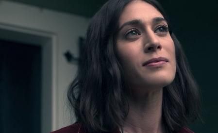Lizzy Caplan en una imagen de 'Truth be told', la serie producida por Reese Witherspoon y Octavia Spencer.