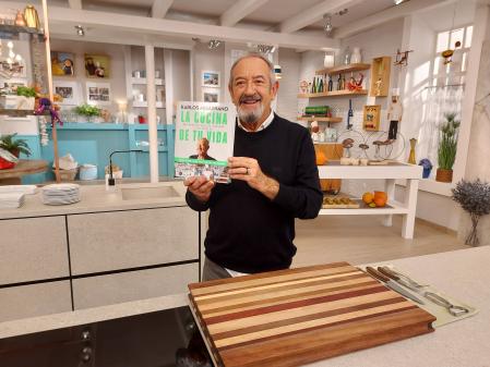 El cocinero Karlos Arguiñano, con su último libro.