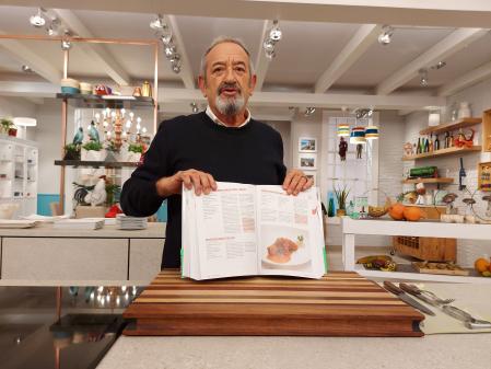 Karlos Arguiñano, con su última publicación, editada por Planeta.