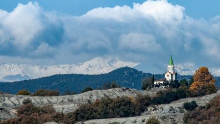 El santuario de Puig-agut con el Puigmal nevado.