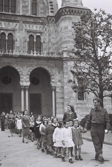 Niños refugiados judíos desplazados en Florencia, en 1944.
