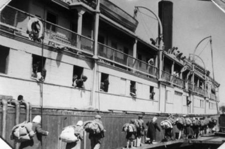 Emigrantes subiendo al 