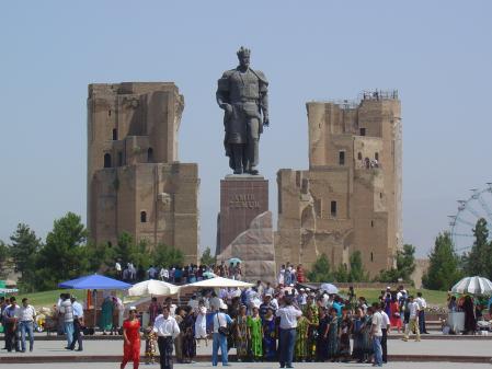 Sesión de fotos de boda a los pies de la estatua del emperador Tamerlán