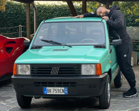 El internacional chileno se muestra orgulloso con su última adquisición automovilística&nbsp;