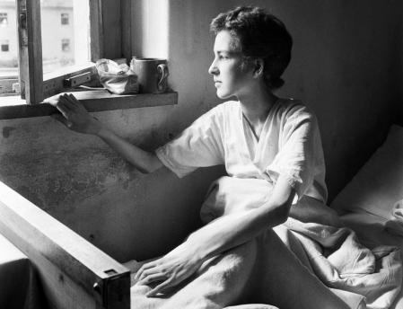 Una paciente se recupera en el campo de desplazados de Bergen-Belsen, 1945