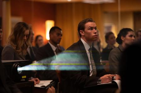 Will Poulter, el responsable de convencer a los médicos para que receten OxyContin.