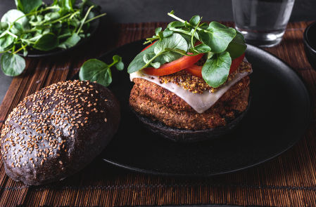 Hamburguesa de lentejas con pan negro