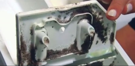 La suciedad que aparece en el dispensador de la lavadora