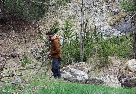 Un arqueólogo utiliza un detector de metales en el campo de batalla de hace más de 2.000 años