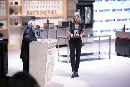 Julie Andrieu y Juan Mari Arzak en el auditorio del Kuursal