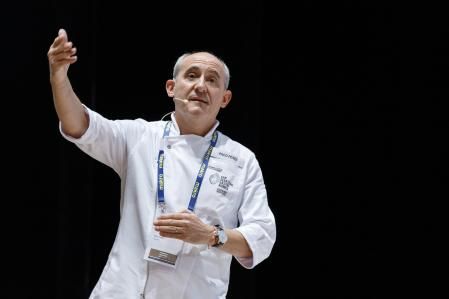 Paco Pérez explicando su trabajo con técnicas de liofilización