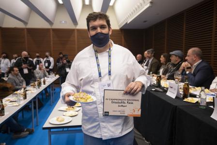 Daniel Moreno, de Tragatá, ganador del IV Campeonato de Ensaladilla Rusa.