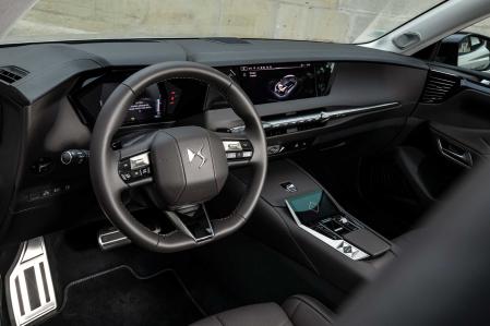 La instrumentación digital es configurable y la pantalla central táctil es de 10 pulgadas con un diseño limpio y de fácil manejo&nbsp;