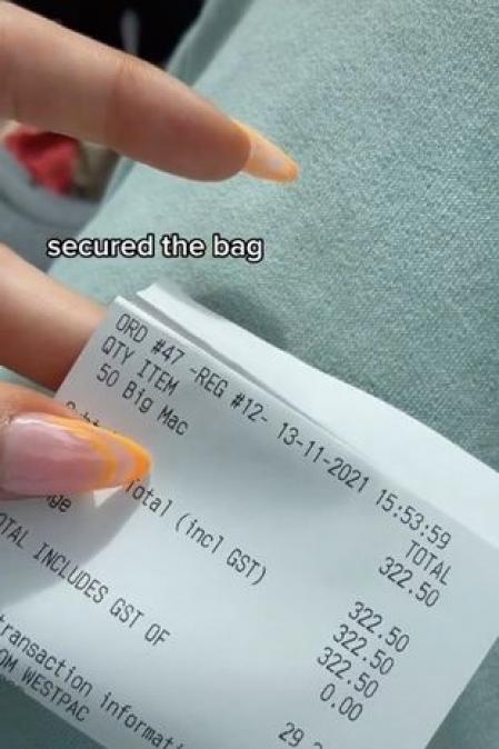 La joven ha comprado 50 hamburguesas para repartirlas entre los sintecho