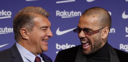 Jan Laporta y Dani Alves en el acto de presentación del nuevo refuerzo del FC Barcelona  ALBERT GEA / Reuters