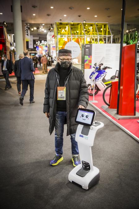 El robot Ari II y Álvaro, que convive con él, durante su visita al Smart City Expo World Congress
