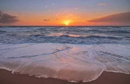 Amanecer con temporal de levante en las playas de Fuengirola.
