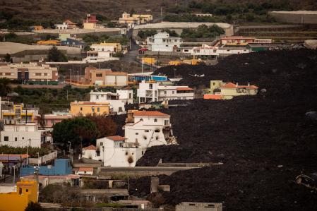 Vistas de la lava del volcán de cumbre vieja desde la Montaña del municipio de La Laguna.
