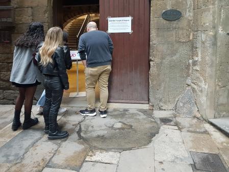 Estas piezas, trabajadas con piedra de Montjuïc, resultaban de una gran calidad, y cuando quedaban obsoletas para su uso en los molinos, se reutilizaban como parte del pavimento.