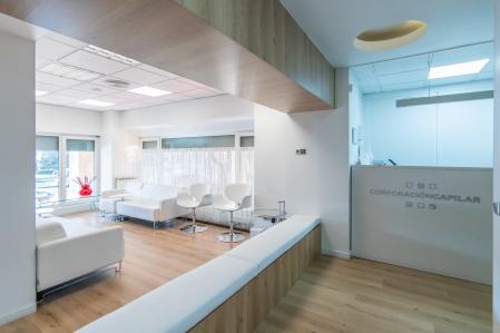 Sala de espera de la clínica corporación capilar