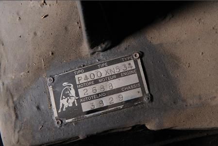 Placa con los números de chasis y motor del Miura de Kokotas&nbsp;