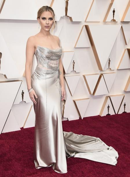 La actriz Scarlett Johansson en la alfombra roja de los Oscars 2020.